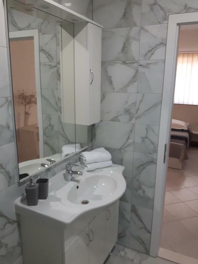 Apartments Nika Trogir Bagian luar foto