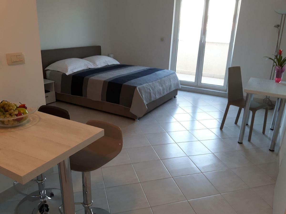 Apartments Nika Trogir Bagian luar foto