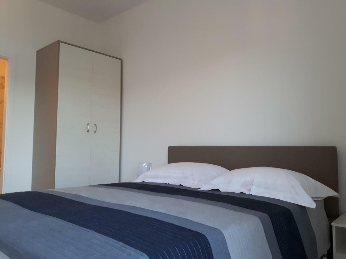 Apartments Nika Trogir Bagian luar foto
